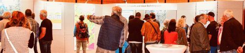 Von den Kolbermoorer Bürgern wurde der Infomarkt der DB und ÖBB im Mareissaal rege genutzt: Die Gefühlslage hinsichtlich der Grobtrassen, die Kolbermoor möglicherweise betreffen, schwankte zwischen verzweifeltem Schweigen und heftiger Wut. Foto gruber.