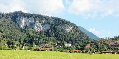 Von einer mächtigen Felsrippe, der Luegsteinwand, wird der Ortsteil Mühlbach nach Norden hin begrenzt. Mühlbach soll von peripheren baulichen Entwicklungen verschont bleiben, weil die Hanglagen weit ins Inntal hineinwirken. Foto ge