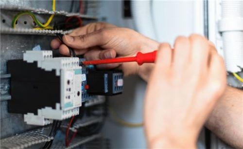 Vor allem im technischen Bereich fehlen Fachkräfte in der Region. Laut Irene Wagner (kleines Bild), IHK, ein Wachstumshemmnis für die Wirtschaft. Foto dpa/gajanin ihk