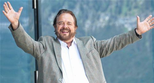 Vor dem Festspielhaus in Erl freut sich Oskar Hillebrandt auf sein Jubiläumskonzert.Foto  janka