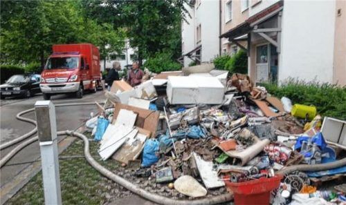 Vor den Häusern türmte sich der Sperrmüll.