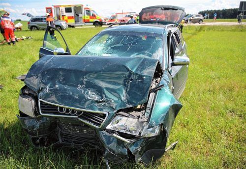 Vorfahrt genommen: Drei Verletzte bei schwerem Unfall bei Obing