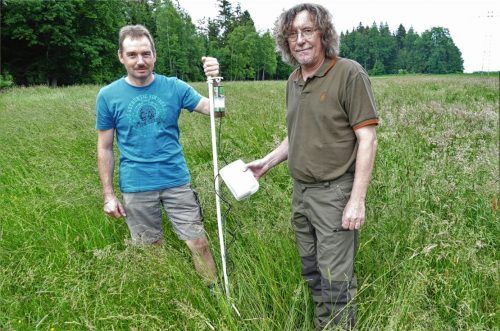 Vorreiter: Hans Reif, Jagdvorstand der Jagdgenossenschaft Gstadt/Gollenshausen, und Revierjäger Max Schinner (von links) installieren einen der beiden Rehkitzretter. Foto Thümmler