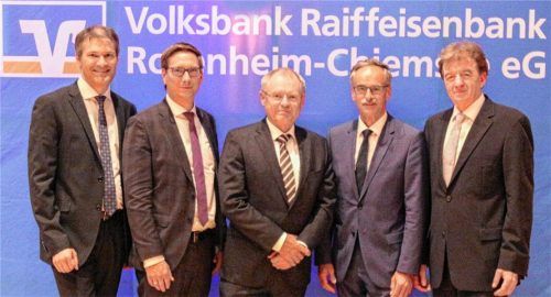 Vorstand und Teilnehmer der Vertreterversammlung (von links): Mirko Gruber, stellvertretender Vorstandssprecher, Andreas Struß, Verbandsrevisor des Genossenschaftsverbandes Bayern (GVB), Prof. Dr. Josef Stadler, Aufsichtsratsvorsitzender, Siegfried Drexl, Revisionsdirektor des GVB, Hubert Kamml, Vorsitzender des Vorstandes. Foto re