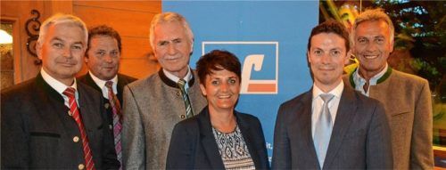 Vorstandsvorsitzender Anton Wendlinger, Aufsichtsrat Karl Liegl, Aufsichtsratsvorsitzender Hans Widmesser, Aufsichtsrätin Gabriele Angerer, Vorstand Andreas Zierer und Aufsichtsrat Alois Holzmaier (von links). Foto al