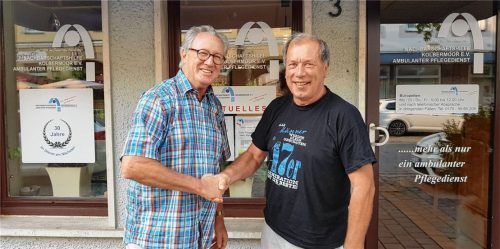 Vorstandsvorsitzender Nikolaus Kannengießer (links) begrüßt den neuen Beisitzer im Verein Peter Weis.Foto re
