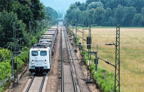 Welche Trasse wird es am Ende? Hier die Strecke von Raubling in Richtung Brannenburg. Foto stephan
