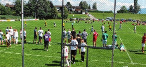 Wie die Vorbilder: 14 Mannschaften kämpften in 39 Spielen um den Dorfpokal. Foto Knarr