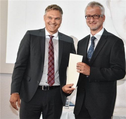 Wolfgang Bauer, der Präsident des Landesamtes für Digitalisierung, Breitband und Vermessung (links), führte Falk Brem als neuen Behördenleiter in Rosenheim ein.Foto Schlecker