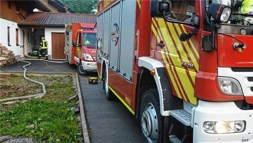 Zahlreiche Keller, aber auch eine Tiefgarage und eine Unterführung mussten leergepumpt werden. Foto  Feuerwehr Kolbermoor
