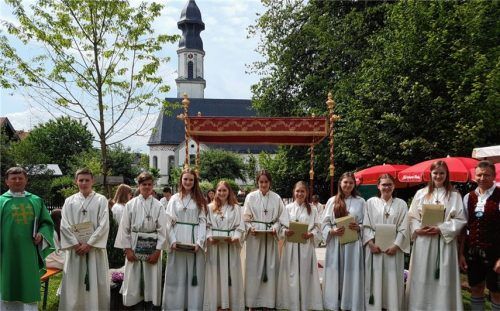 Zehn Ministranten wurde für ihren langjährigen Einsatz in Söchtenau gedankt. Foto  re