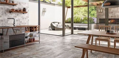 Zeitlos-schöne Fliesen aus Naturstein schaffen ein hochwertiges Küchenambiente. Foto  djd/Deutsche-Fliese.de/V&B Fliesen