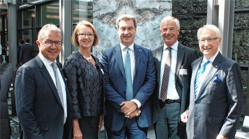 Zu Gast bei Schattdecor in Thansau: Bayerns Ministerpräsident Dr. Markus Söder mit MdL Klaus Stöttner und Bettina Oestreich, Geschäftsführerin des Wirtschaftsverbands Seeoner Kreis (beide links) und Seeoner Kreis-Vorstandsvorsitzender Franz Winterer sowie Walter Schatt, Gründer der Schattdecor AG (rechts). In der Hand hält Söder ein weißes Stoffsäckchen – darin befindet sich eine kleine, aus China stammende Tonfigur, die ihm Walter Schatt als Symbol für Standhaftigkeit und Stärke überreichte.sen