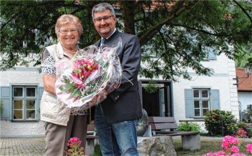 Zum Abschied nach 28 Jahren ehrenamtlicher Tätigkeit überreicht Flintsbachs Bürgermeister Stefan Lederwascher Nilla Kunz einen Blumenstrauß.Foto Steffenhagen