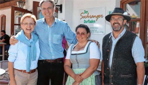 Zum Abschluss der Almbegehung besuchte die Gruppe den Sachranger Dorfladen. Von links: Regierungspräsidentin Maria Els, Bürgermeister Peter Solnar, die Bergbauern Monika Pfaffinger und Sebastian Pertl.Foto reh