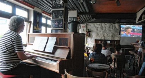 Zum Einstieg stimmte Jörg Müller mit beiden Nationalhymnen an. Foto Friedrich