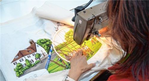 Zum zehnten Jubiläum hat sich der Kastenauer Burschenverein eine Vereinsstandarte anfertigen lassen. Künftig soll sie bei Festzügen zum Einsatz kommen. In aufwendiger Handarbeit wurde sie in einer bayerischen Fahnenfirma bestickt. Die Motive dafür haben die Mitglieder des Burschenvereins entworfen. „Verein für Brauchtum und Tradition“ lautet das Leitwort. Dargestellt sind unter anderem die Kastenauer Kirche und junge Männer beim Aufstellen des Maibaums. Geweiht wird die Standarte im Zuge des Festgottesdienstes von Pfarrer Andreas Maria Zach. wu