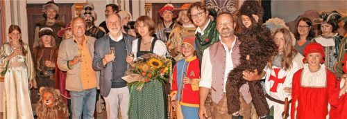 Zur Goldenen Ehrennadel gab‘s noch einen Blumenstrauß: Neben den Nachwuchsdarstellern gratulierten Conny Schrott (Mitte) unter anderem (von links) Sepp Käser, Horst Rankl, Philipp Kurz und Robert Böhm. Foto Keiler