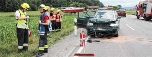 Zur Sicherung der Unfallstelle war die Feuerwehr Halfing im Einsatz. Foto jre