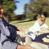 Enkel halten Oma und Opa jung