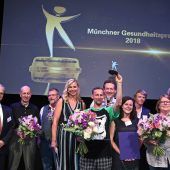 Skateboard-Sport und Hilfe für Ältere