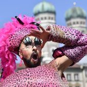 Demonstranten stoppen CSU-Wagen