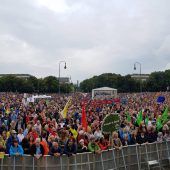 Zehntausende fordern politischen Anstand