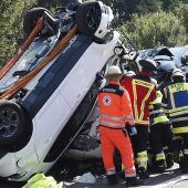 Auto von Transporter geschleudert