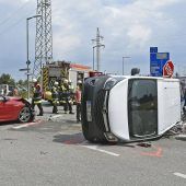 Umkippender Transporter erdrückt beinahe ein Kleinkind