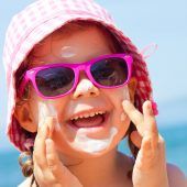 Mit heiler Haut durch die Sommersonne – vier Experten-Tipps
