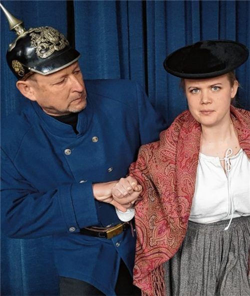 Ärger mit der Polizei hat die „Rumplhanni“ in einer Szene des Stücks.Foto re