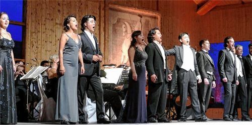 Am Ende versammelten sich alle Sänger auf der Bühne, um Opernchöre zu schmettern.