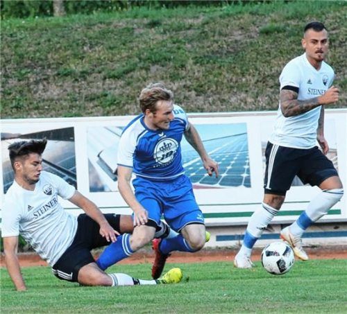 Ampfings Fehim Dedic bringt in dieser Szene Marinus Weber zu Fall, rechts der Ampfinger Erhan Yazici.Foto Buchholz