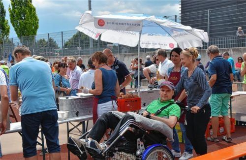 Andi Grimm und seine Frau Tina genossen die besondere Atmosphäre des Nachmittags auf dem Sportplatz der Pauline-Thoma-Schule. Foto  Ruprecht