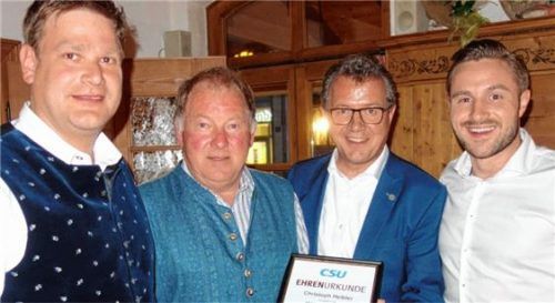 Andreas Köppl (links) sowie Klaus Stöttner und Daniel Artmann (von rechts) ehrten gemeinsam Christoph Heibler für 40 Jahre CSU-Mitgliedschaft.Foto hö