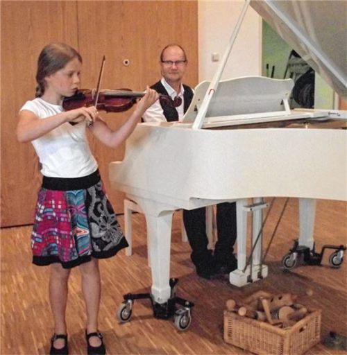 Annika Vikoler spielte meisterlich auf ihrer Geige mit Klavierbegleitung von Andreas Messner.Foto eri