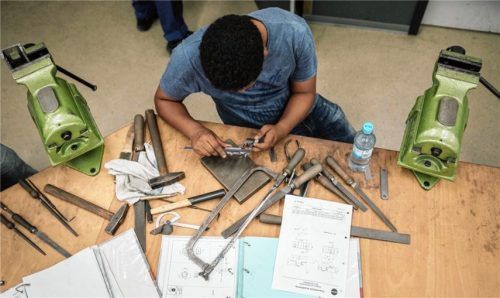 Arbeitsplätze für Flüchtlinge – ein Thema, mit dem sich regionale Unternehmen intensiv beschäftigen. Im Bild ein Eritreer, der ein Werkstück fertigt. Foto dpa