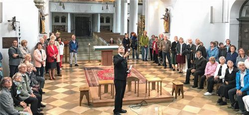 Aschaus Ortspfarrer Paul Janßen führt durch die Pfarrkirche „Darstellung des Herrn“ und entdeckt dabei viel Neues rund um das touristische Jahresmotto „Da Woid“.Foto h. Reiter