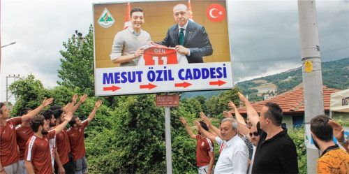 Auf dem Schild in Devrek, das zur Mesut-Özil-Straße weist, ist nun in Großformat das umstrittene Foto von Mesut Özil und Staatspräsident Erdogan angebracht. Die Straße wurde im Jahr 2012 nach dem Fußballer benannt. Foto dpa