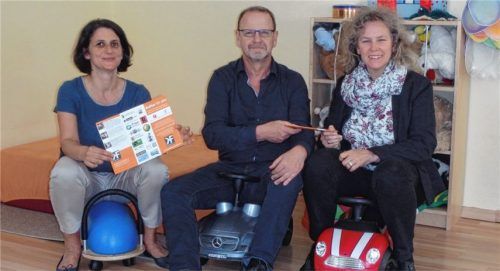 Auf den Bobby-Cars im Mütter-Väter-Zentrum des Kinderschutzbundes (von links): Andrea Janshen, Reinhart Knirsch und Barbara HeuelFoto re