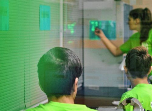 Auf der ganzen Welt grün:  Damit sich alle Lehrlinge mit ODU identifizieren, hat das Mühldorfer Unternehmen ihnen weltweite Identifizierungselemente gegeben.Fotos RE