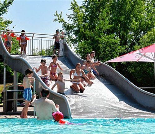 Auf die Plätze fertig los! Rutschen macht in jedem Alter Spaß und im Badria warten neben der Außenrutsche auch noch die Crazy-River-Rutsche mit 69 Metern und die Black-Hole-Rutsche mit 106 Metern. Foto  www.the-point-of-view.de