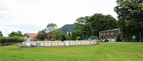 Auf dieser grünen Wiese nahe der beiden Kindergärten soll die teilstationäre Tagespflegeeinrichtung des Ökumenischen Sozialdienstes Priental (ÖSP) entstehen. Foto Rehberg
