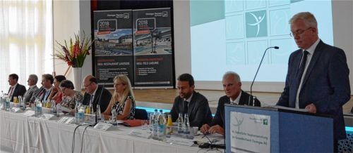 Aufsichtsratsvorsitzender Gerhard Ertl (rechts) legte im Rahmen der Hauptversammlung im Kultursaal am Park in Bad Endorf vor den Aktionären Rechenschaft über die Tätigkeit des Gremiums ab. Daneben sitzend: die beiden Vorstände Stefan Bammer, Dietolf Hämel und Bad Endorfs Bürgermeisterin Doris Laban mit den weiteren Aufsichtsräten.Foto re