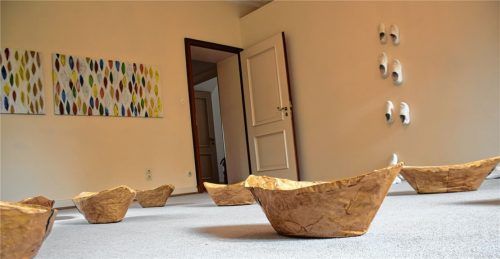 „Ausgebootet“, so der doppelsinnige Titel der Installation von Siglinde Berndt. Foto Kuhn