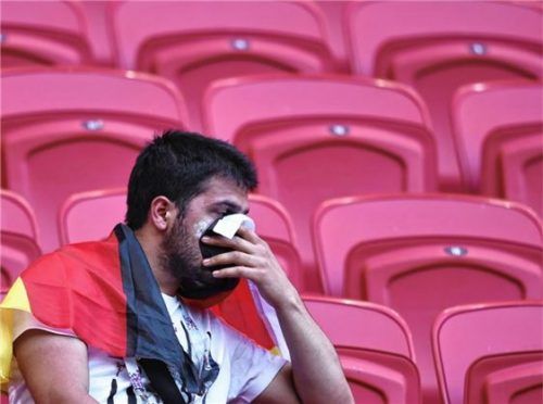 Ausgeschieden gegen Südkorea: Ein Fan der deutschen Mannschaft Deutschland sitzt traurig auf der Tribüne der Kasan-Arena. Foto dpa