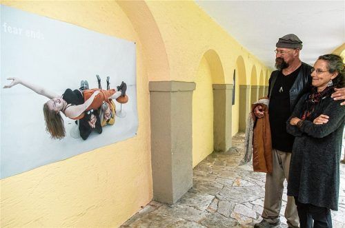 Ausstellungsbesucher betrachten unter den Arkaden einen Teil des Foto-Triptychons „Life starts when fear ends“ des Münchner Künstlers Harald Sedlmeier. Fotos Effner