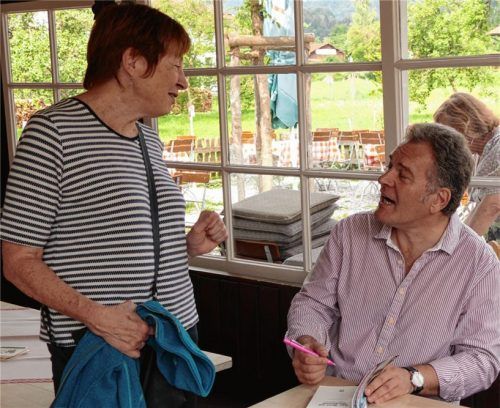 Autor Dieter Sdun unterhält sich angeregt mit Besucherin Michaela Müller über seinen neuen Krimi.Foto hoffmann