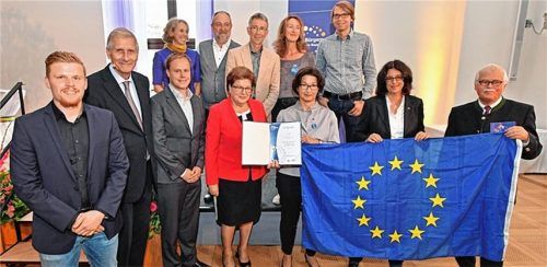 Barbara Stamm (Mitte), die Präsidentin des Bayerischen Landtages, überreichte an die Bürgerbewegung „Pulse of Europe“ den Bürgerpreis 2018. Zweite von rechts ist Monika Hermann, die Leiterin der Rosenheimer Gruppe. Der Journalist Ulrich Wickert (Zweiter von links) moderierte die Preisverleihung.Foto re
