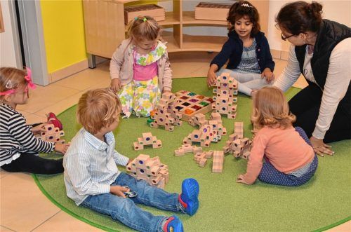 Begeistert bauen diese „Räuber Hotzenplotz“-Kinder mit ihrer Erzieherin Isabella Mittermaier ihre eigenen Entwürfe für einen schönen Kindergarten. Die neuen Regenbogen-Bausteine kommen da gerade recht für ihre fantasievollen Konstruktionen.Foto  Schlecker